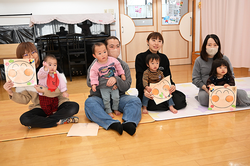 できた福笑いと一緒に参加者みんなで