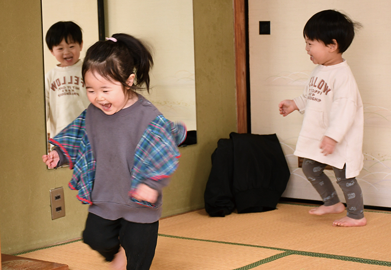 畳のうえで元気いっぱい