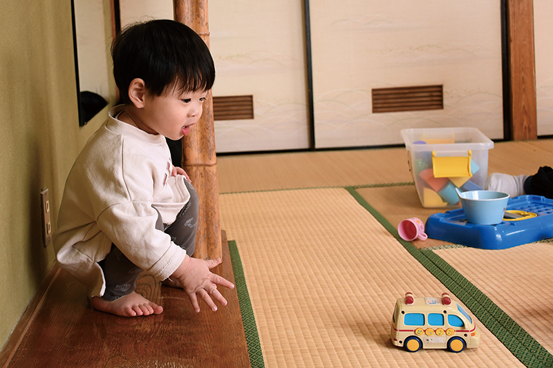 車のおもちゃで遊んでいる様子