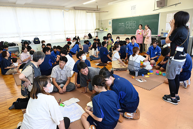武蔵台小中学校で生徒の授業の一環として行われた赤ちゃんひろば