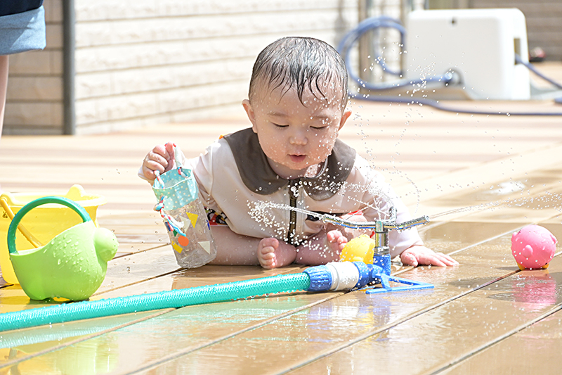 水が出てくるところをじっと見つめる赤ちゃん