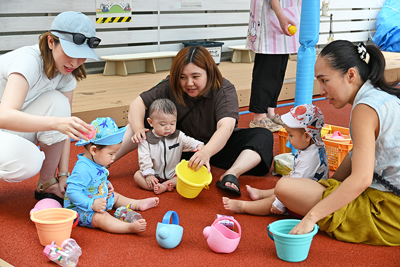 3組の親子が集まってお座りしている様子