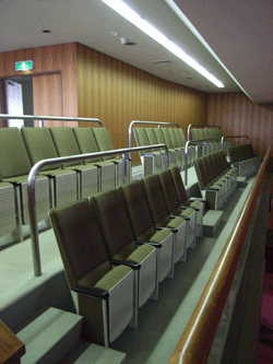 傍聴席の座席の写真