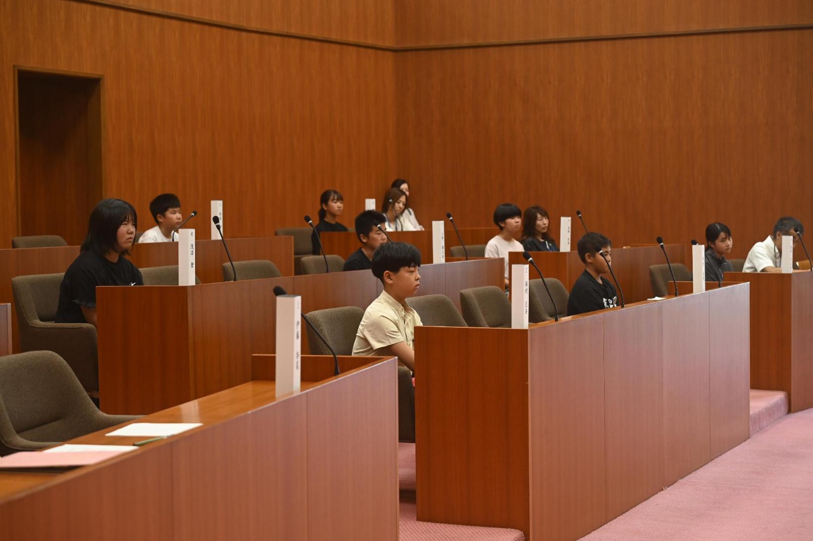 答弁を聞く子ども議員たち