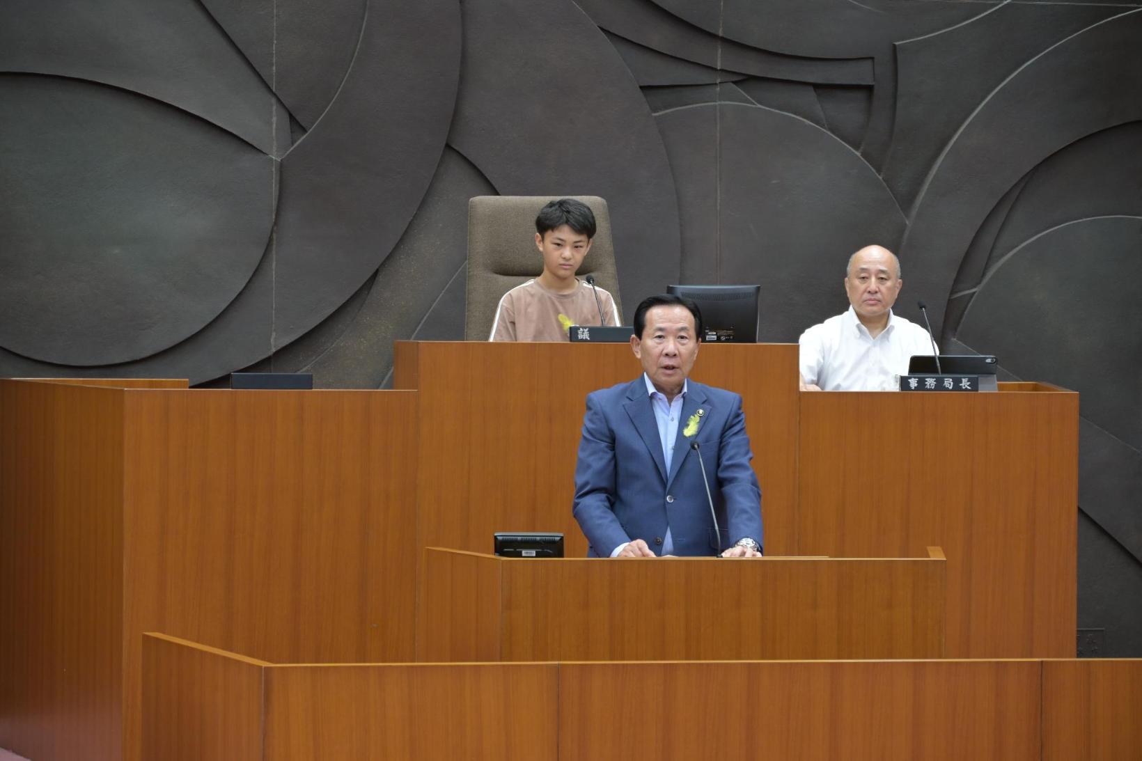答弁をする市長