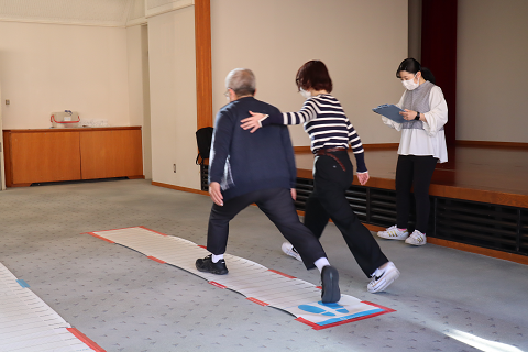 歩幅の測定をしている男性の後ろ姿