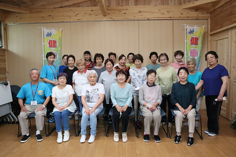 毎週火曜日に日高団地自治会館で行っているくりくり元気体操に参加している皆さんの集合写真