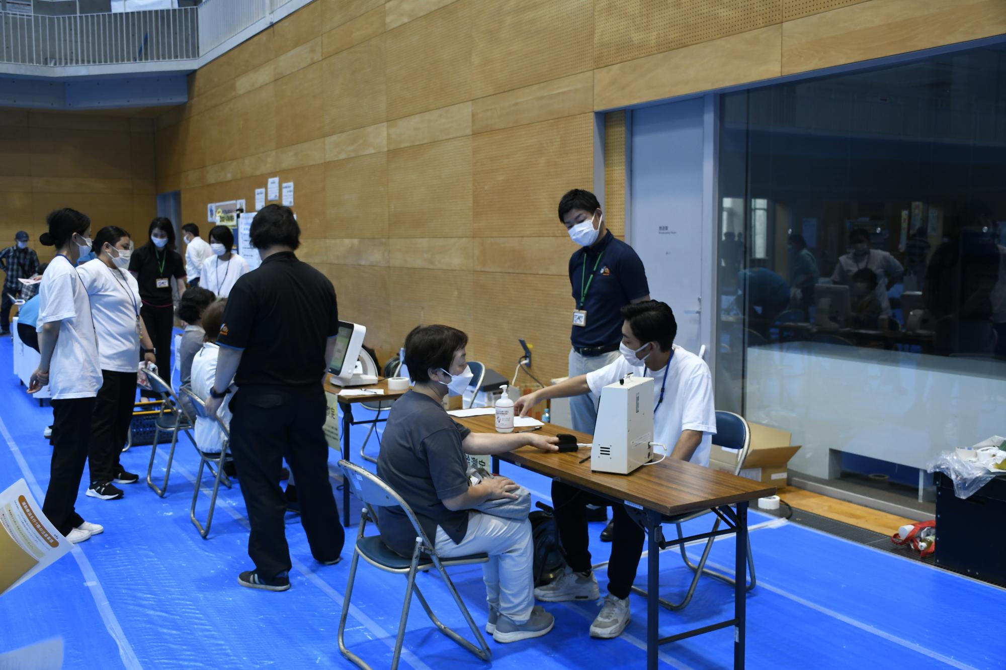 男性が血管年齢の測定をしている様子