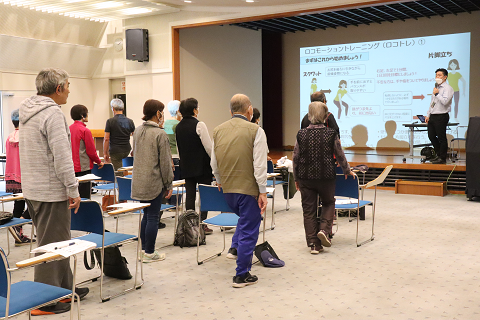 歩こう健幸測定会に参加して片足立ちの実践を行っている様子