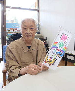 くりくり元気体操に参加している最高齢104歳の宮崎ちえこさんの写真