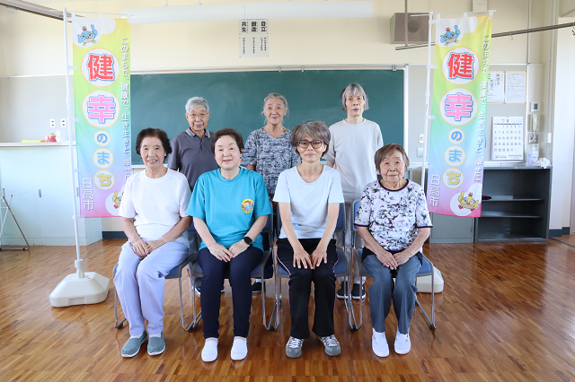 毎週木曜日に武蔵台小中学校で行っているくりくり元気体操に参加している皆さんの集合写真