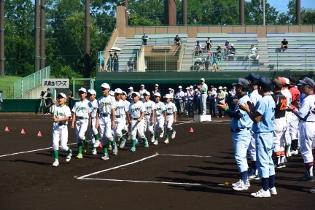 飯能市民球場で開催された、第54回飯能地方少年野球大会の開会式の行進の様子の写真