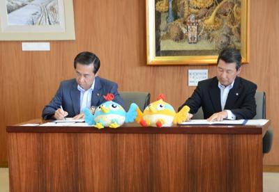 日高市と飯能信用金庫との包括連携に関する協定の署名の写真
