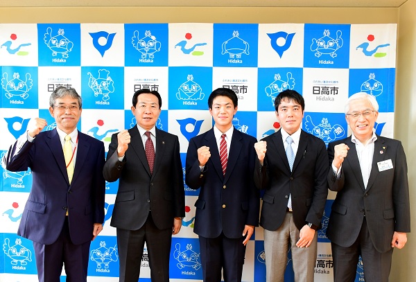 左から島津校長先生、谷ケ崎市長、大野俊介さん、陸上部顧問の猿渡先生、中村教育長