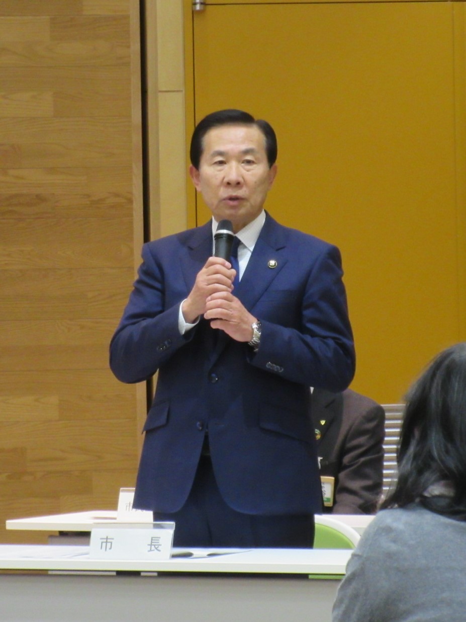 「脱炭素まちづくりカレッジinひだか」の開会式であいさつする谷ケ崎市長