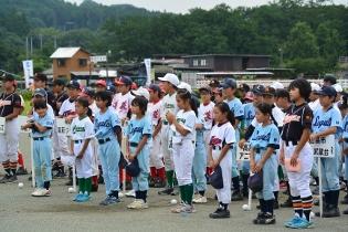 巾着田多目的広場にて開催された、第25回日高市長杯争奪少年野球大会の開会式の様子の写真