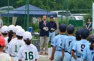 巾着田多目的広場にて開催された、第25回日高市長杯争奪少年野球大会の開会式の挨拶の写真