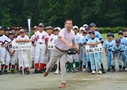 巾着田多目的広場にて開催された、第25回日高市長杯争奪少年野球大会の開会式に出席し、始球式の様子の写真