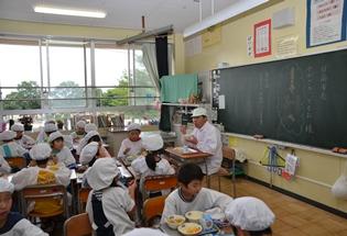 高萩北小学校での「市長の給食当番」の様子の写真1