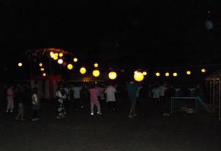 高萩小学校校庭で高萩地区夏祭りを開催している写真