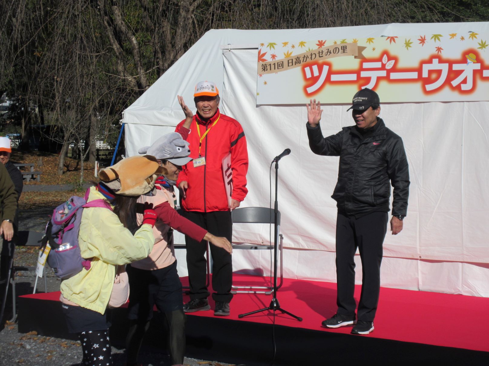 第11回日高かわせみの里ツーデーウオークで参加者を激励する谷ケ崎市長
