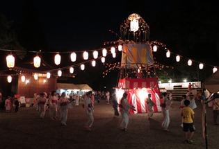 高麗神社境内で開催された、納涼民謡踊り大会の踊りの様子の写真