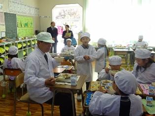 市長の給食当番（武蔵台小学校）の写真1