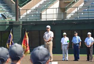 飯能市民球場で開催された、第52回飯能地方少年野球大会開会式の挨拶の写真