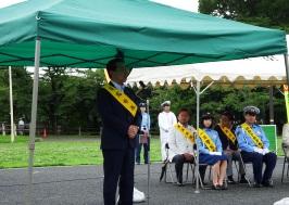 飯能市中央公園で開催された、夏の交通事故防止運動出陣式の挨拶の写真