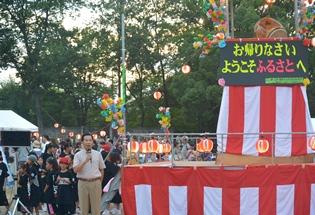 こま武蔵台地内中の田公園で開催された、こま武蔵台自治会夏祭りの挨拶の写真