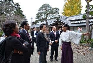大韓民国京畿道ナムギョンピル知事を聖天院等にご案内の写真