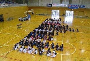 文化体育館「ひだかアリーナ」で開催された、第24回日高カップミニバスケットボール大会の並んでいるところの写真