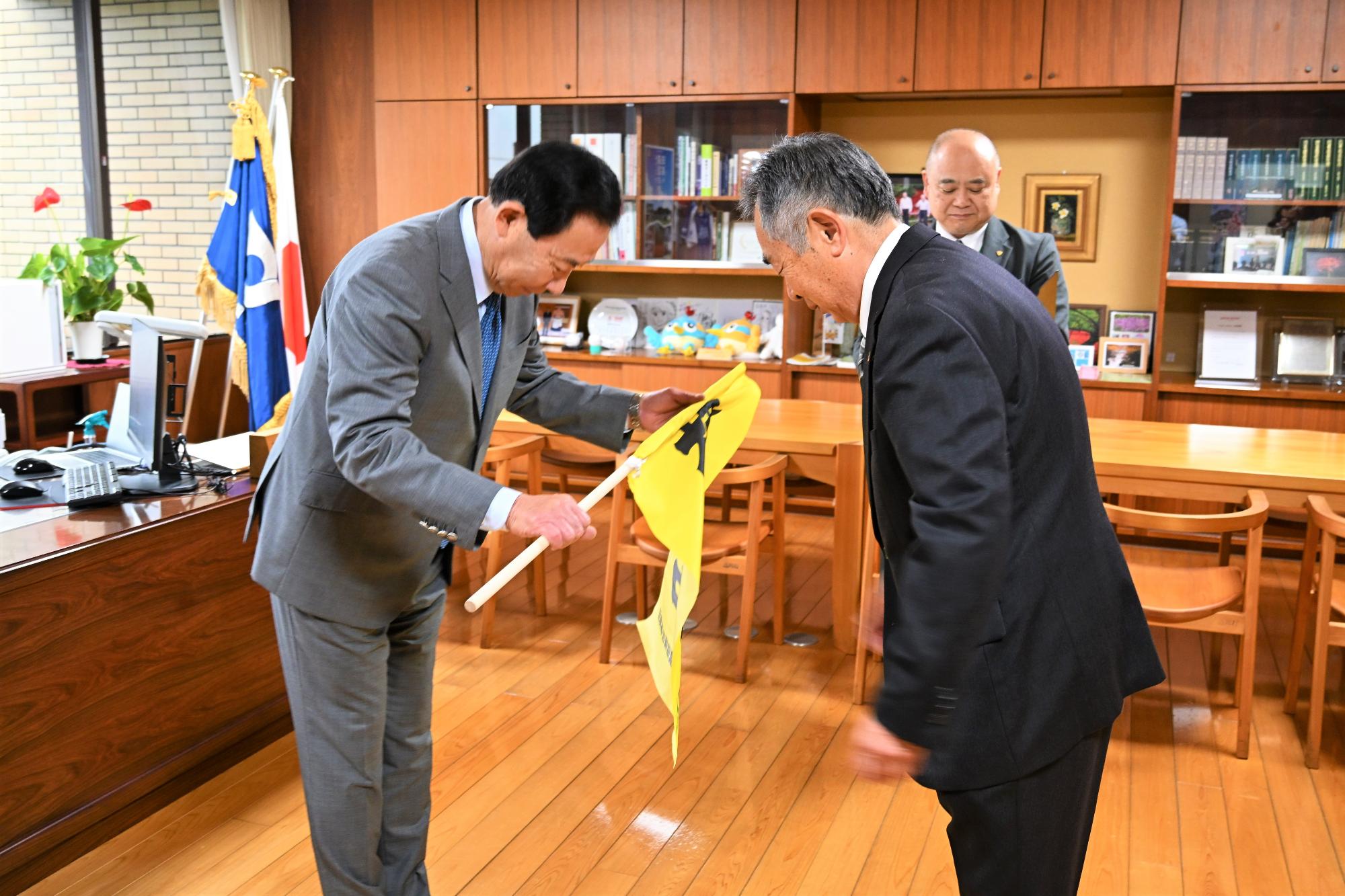 横断機・雨傘寄贈式2