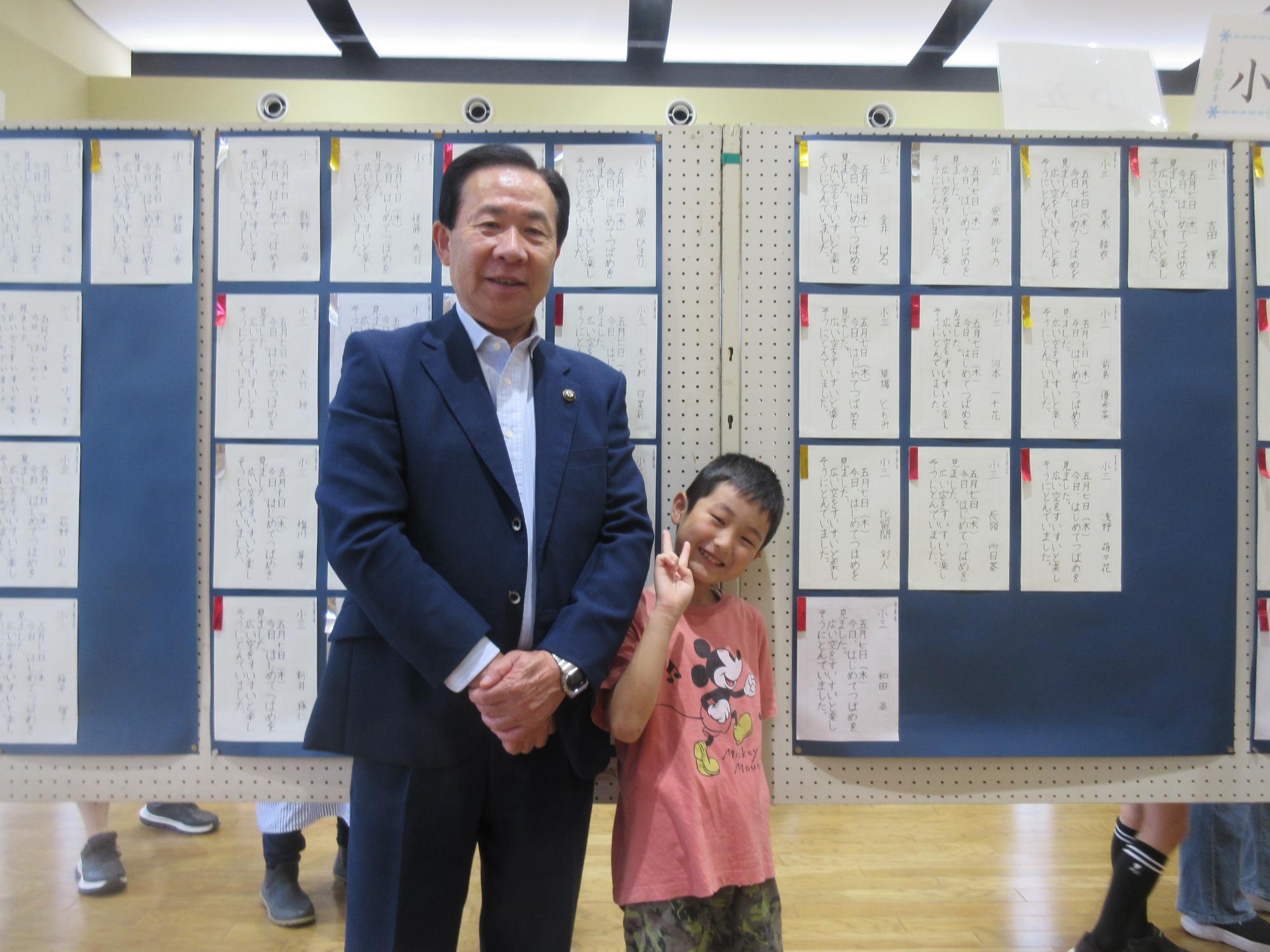 日高市小・中学校、義務教育学校、日高高校、日高特別支援学校硬筆展の入選者と谷ケ崎市長