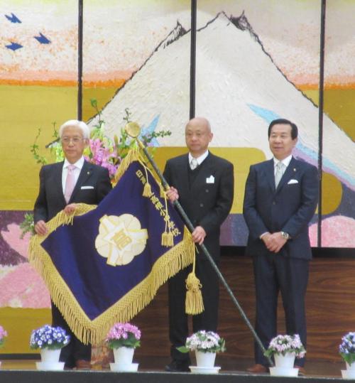 高根小中学校開校式で式辞を入学式では祝辞を述べる谷ケ崎市長
