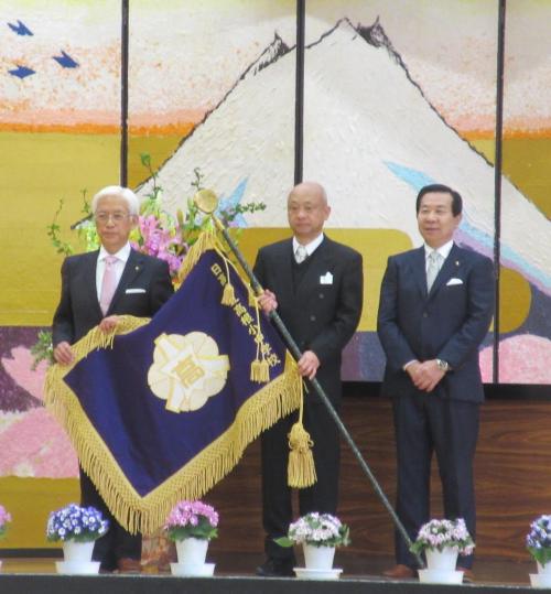 高根小中学校開校式で式辞を入学式では祝辞を述べる谷ケ崎市長