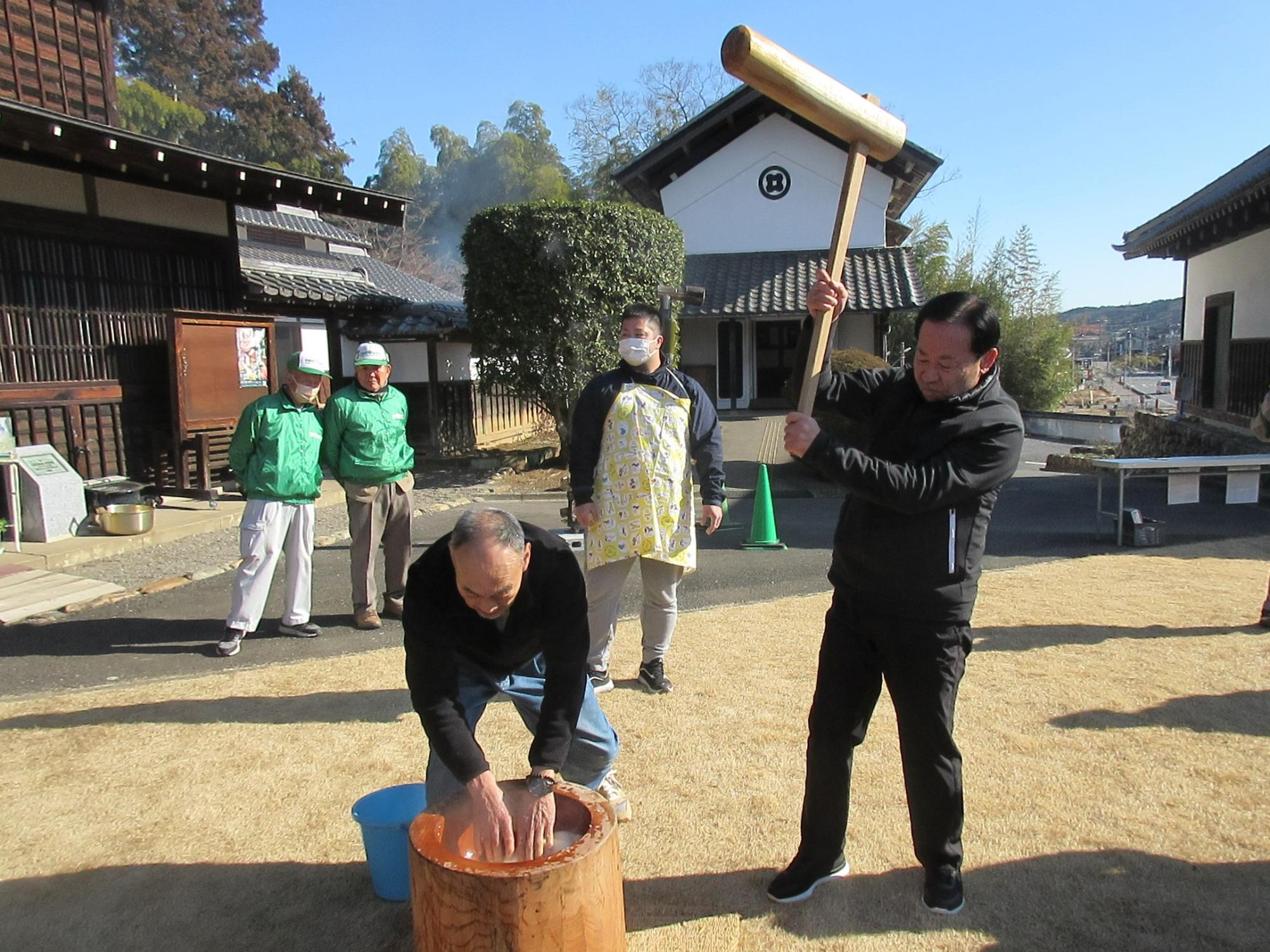 高麗郷古民家親子餅つき体験で餅つきをする谷ケ崎市長