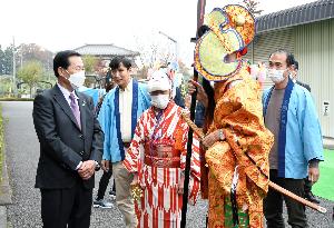 市民まつりでお囃子の出演者と話す谷ケ崎市長