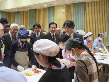 日韓小学生親善交流高麗白菜キムチ教室