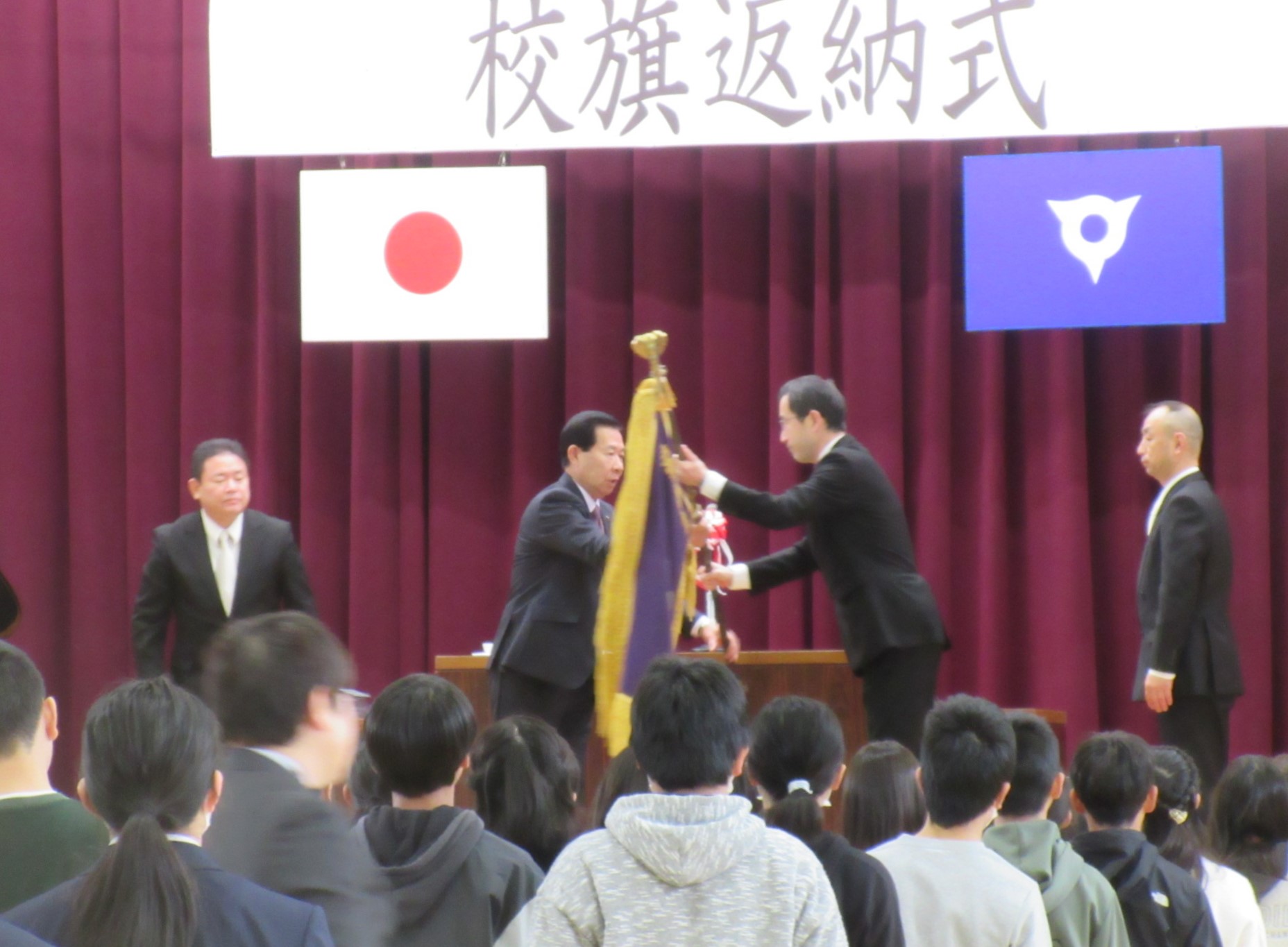 高麗小学校及び高麗中学校の校旗返納式で校旗を受理する谷ケ崎市長