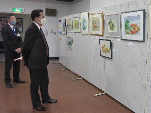 高麗川公民館文化祭で作品を鑑賞する市長