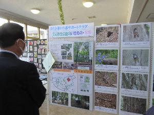 高萩公民館文化祭で作品を鑑賞する市長