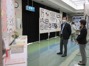 高萩北公民館文化祭で作品を鑑賞する市長