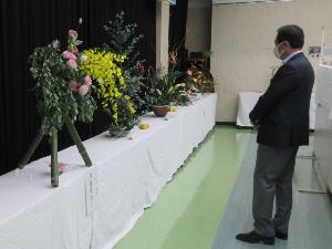 高萩北公民館文化祭で作品を鑑賞する市長