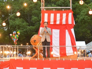 こま武蔵台自治会夏祭り市長あいさつの写真