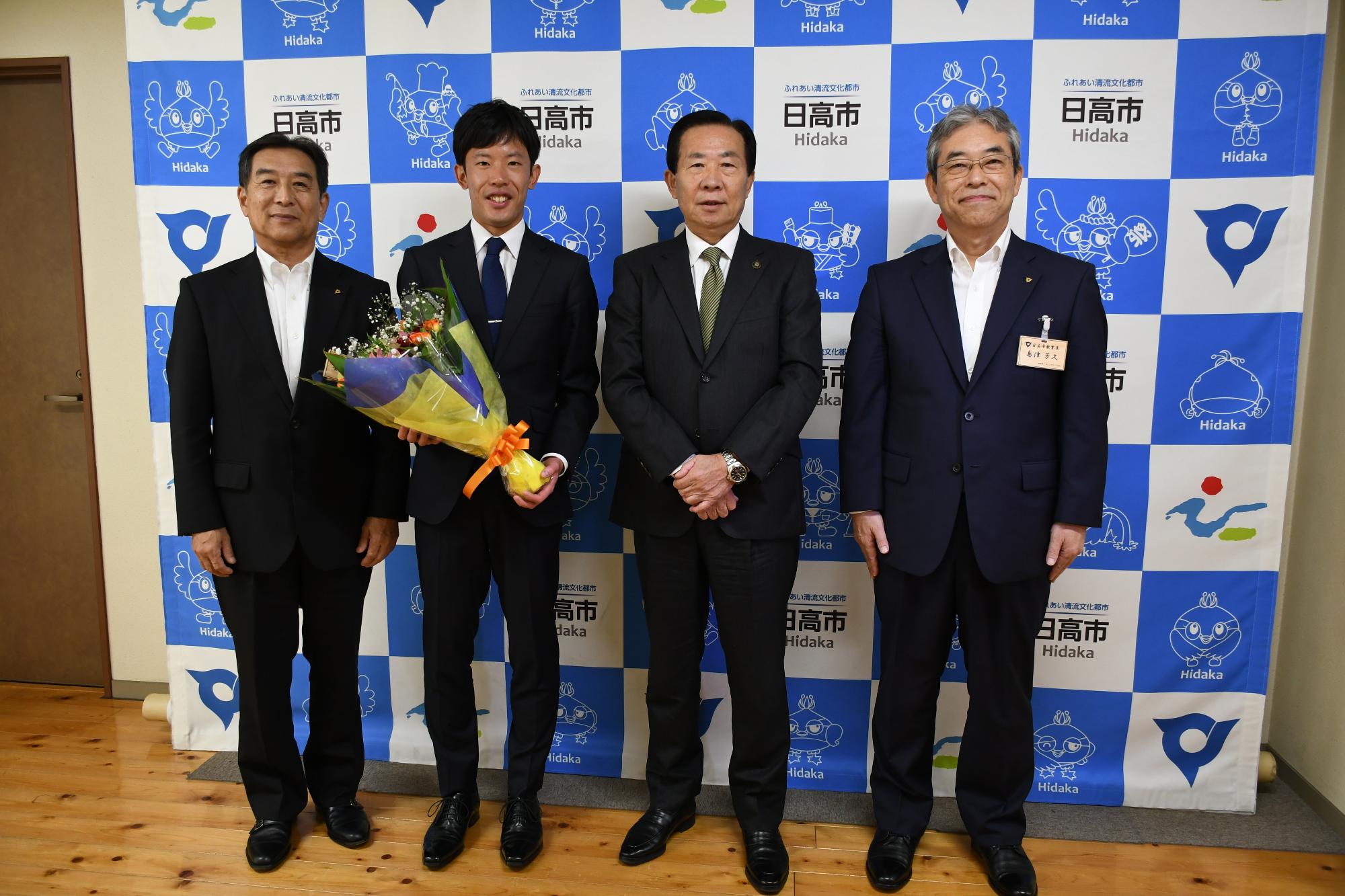 表敬訪問小山選手と撮影