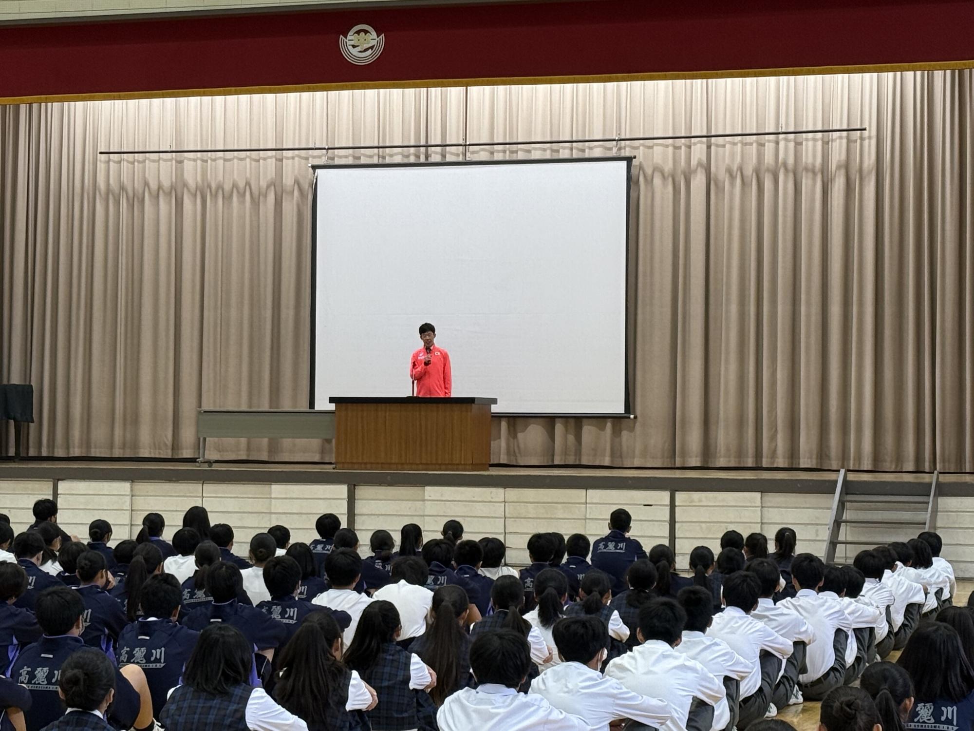 全校生徒の前で