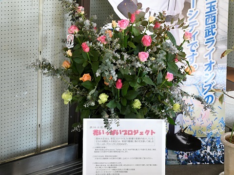 市役所玄関に飾られたバラ
