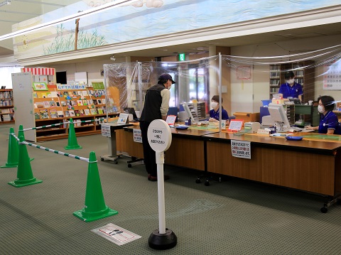 飛沫感染予防シートが張られた図書館カウンターの写真