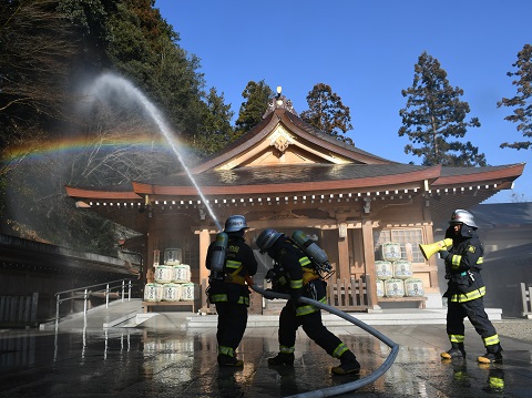 高麗神社で行われた放水の様子
